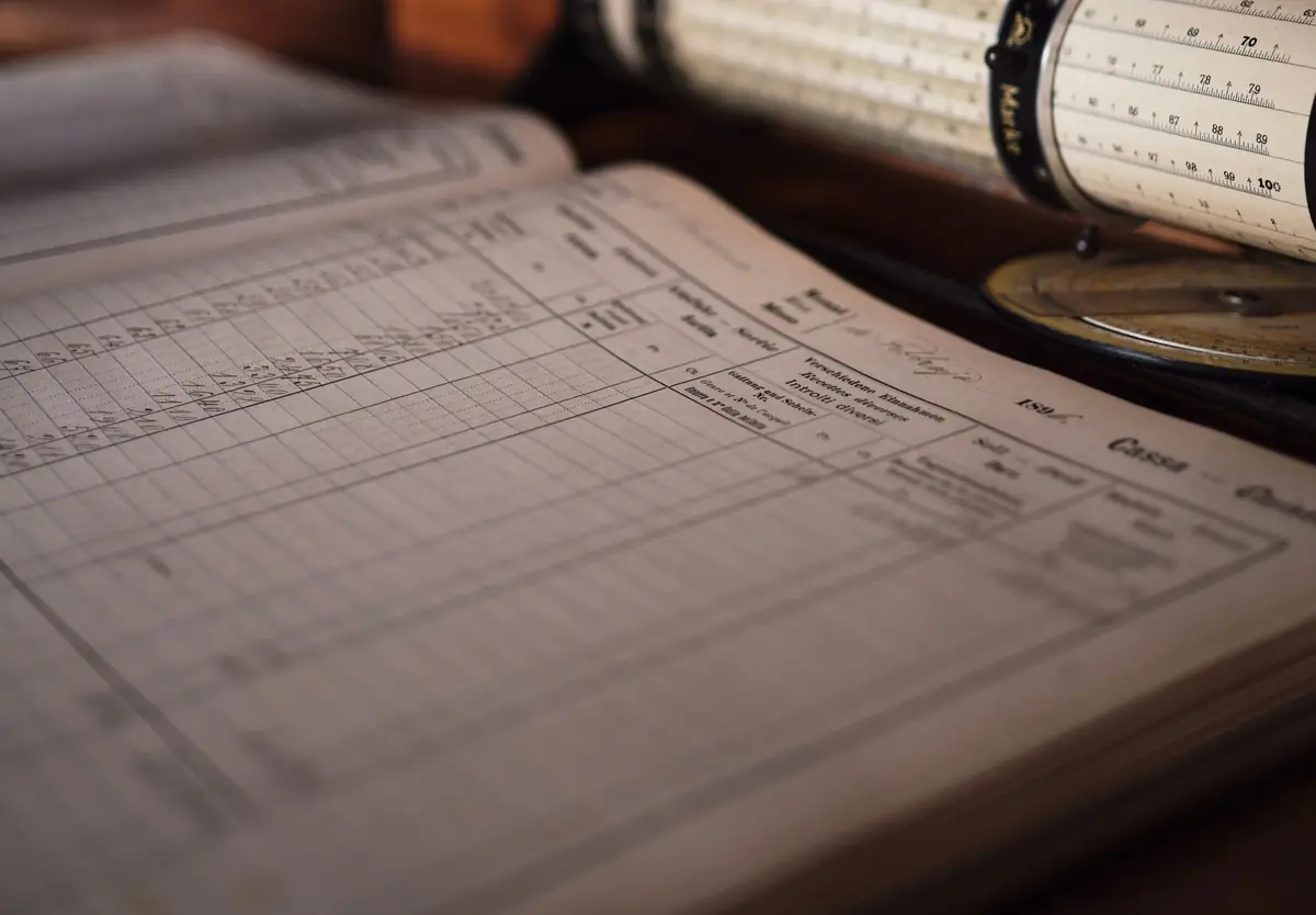 Páginas de un libro de registro con columnas y anotaciones manuscritas
